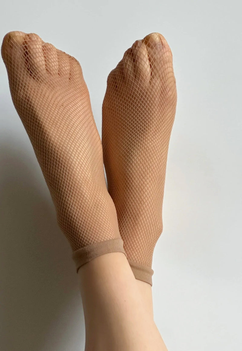 Rete Fishnet Patterned Ankle Socks by Veneziana in visone nude tan